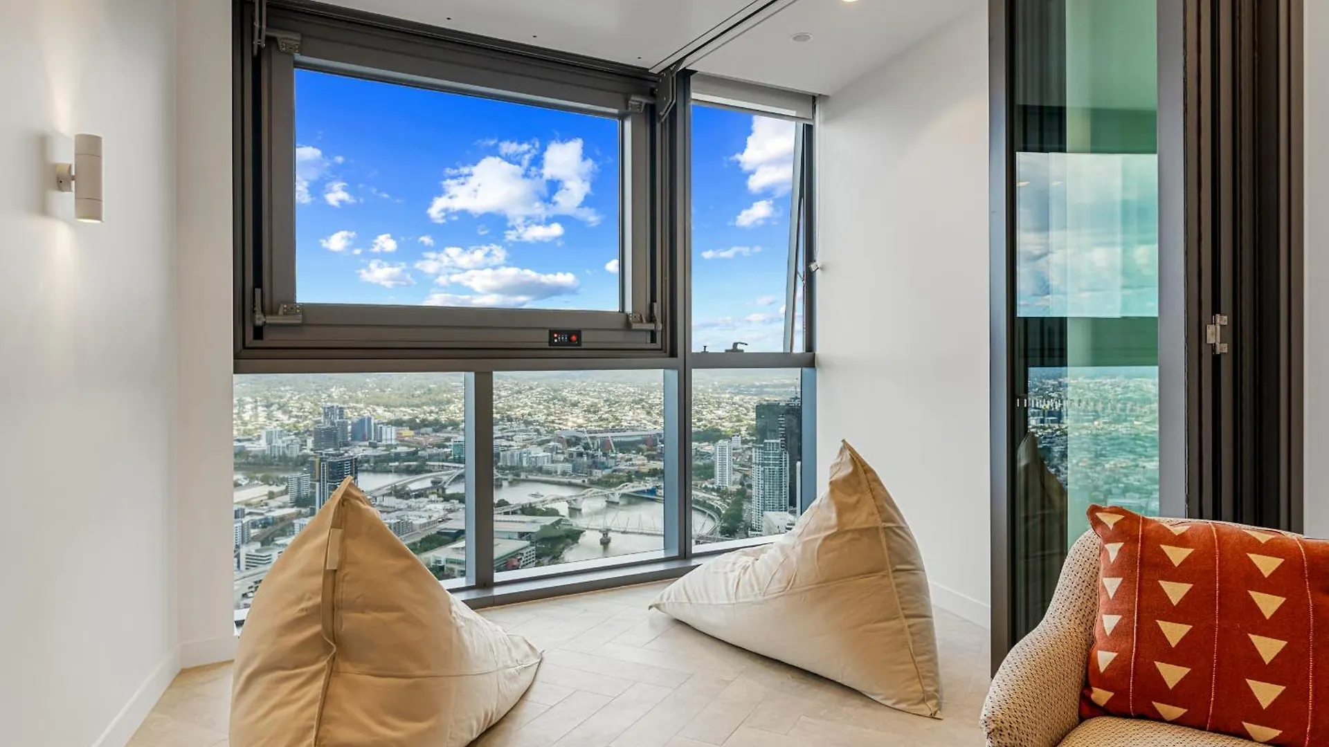 Sky Living & River Views In Queens Wharf Residences Brisbane Apartment