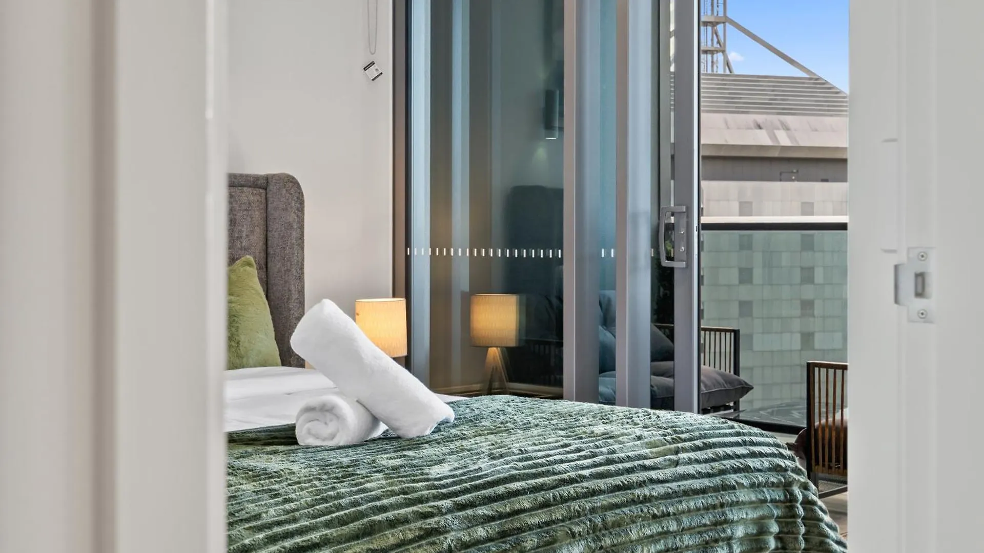 Sky Living & River Views In Queens Wharf Residences Brisbane Apartment