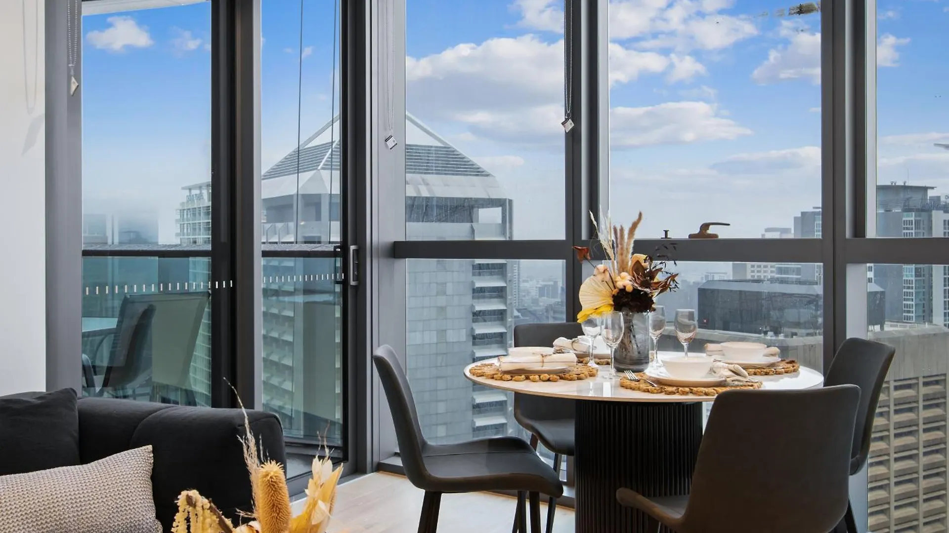Sky Living & River Views In Queens Wharf Residences Brisbane Apartment