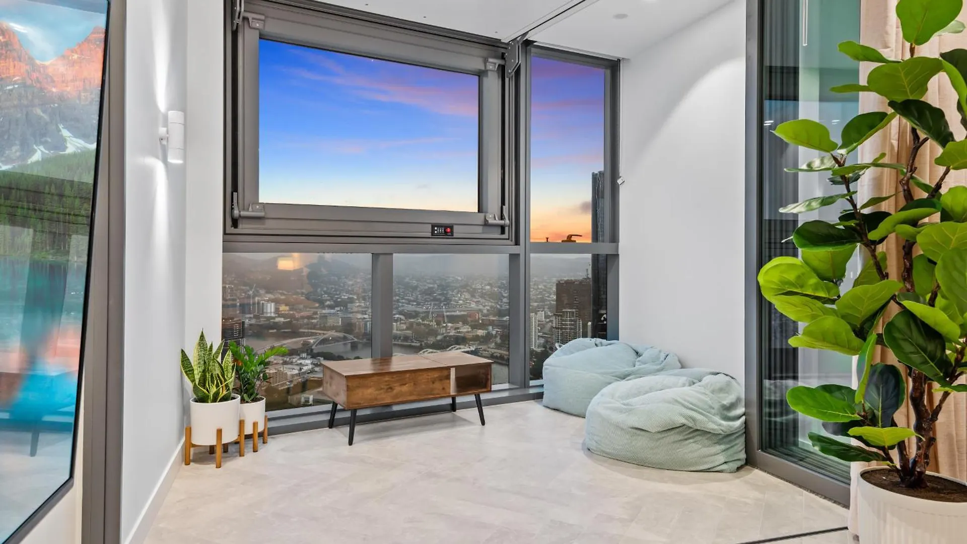 Sky Living & River Views In Queens Wharf Residences Brisbane Apartment