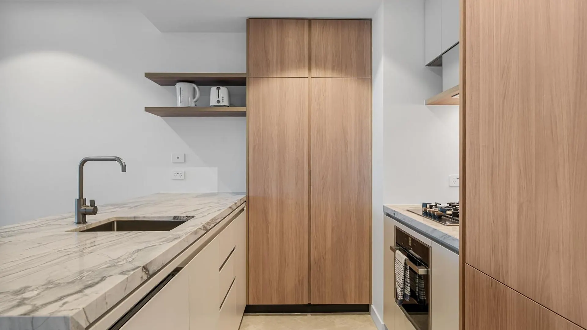 Sky Living & River Views In Queens Wharf Residences Brisbane Apartment