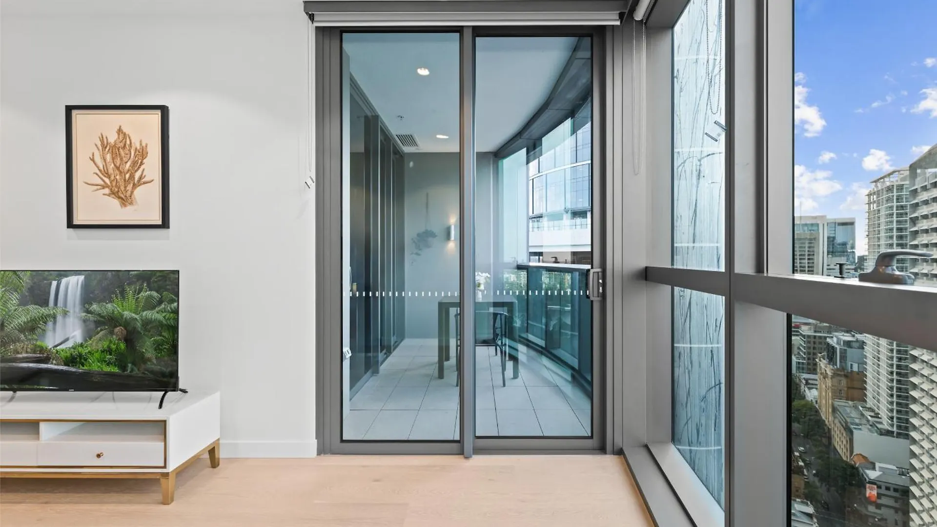 Apartment Sky Living & River Views In Queens Wharf Residences Brisbane Australia